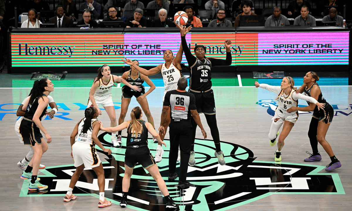 Jogadoras disputam a bola em partida realizada entre o Indiana Ferver e o New York Liberty, em abril de 2026. (Foto: WNBA)