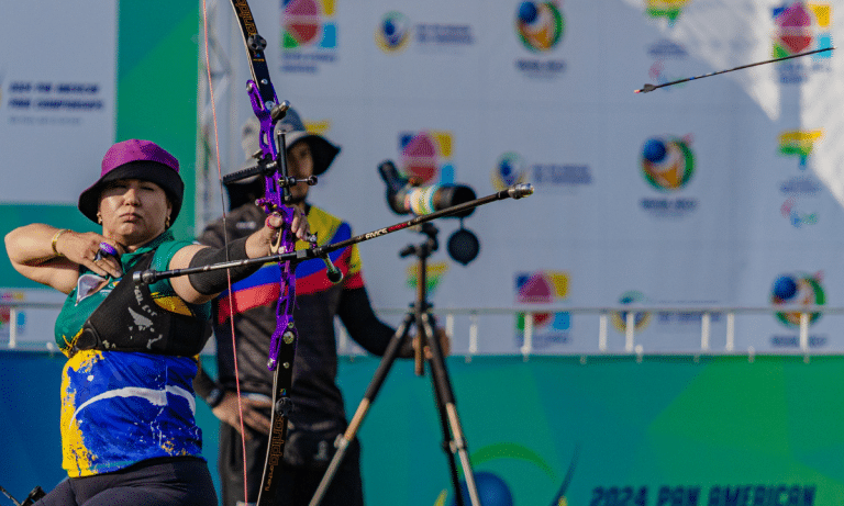 Lindiara Weischung atira flecha em etapa de Nove Mesto do circuito mundial de tiro com arco paralímpico