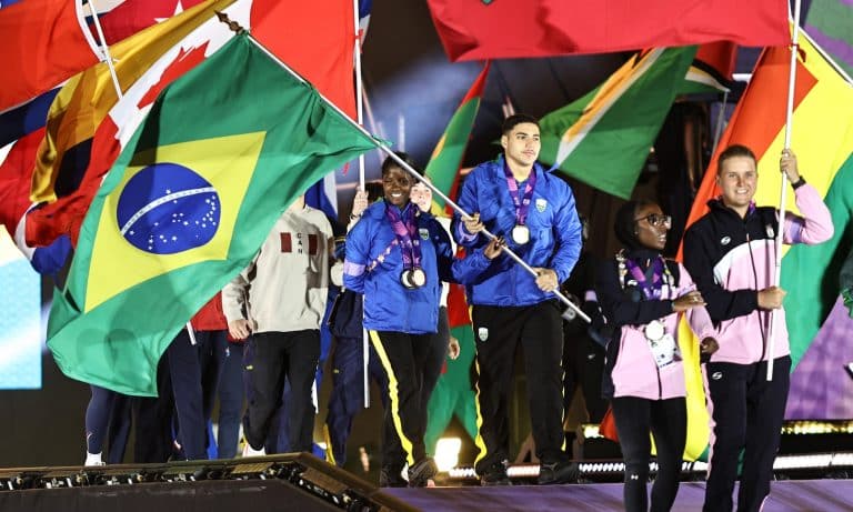 Lorrane Santos, da canoagem, e Matheus Pessanha, do levantamento de pesos, na. Cerimônia de Encerramento dos Jogos Pan-Americanos Junior Assunção-2025 (foto: Ana Patricia/COB)