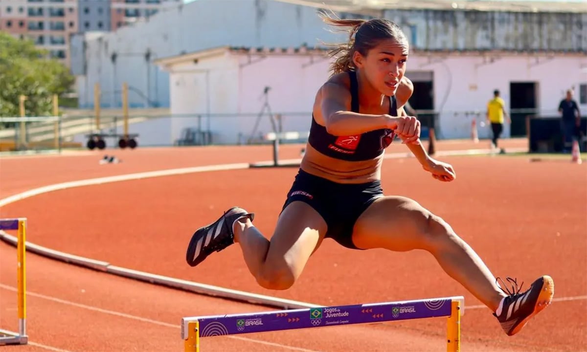 Na imagem, Luana Cibele transpassando um dos obstáculos.