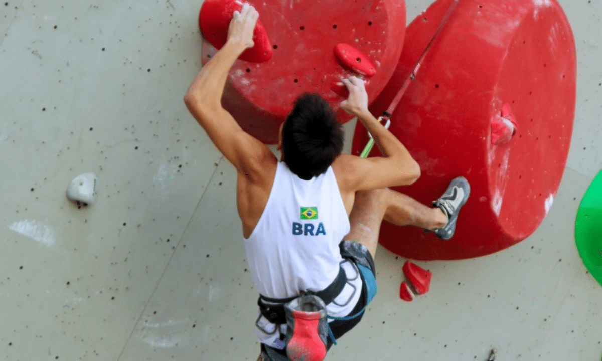 Luis Guilherme é o melhor brasileiro no sub-19 do Mundial Juvenil de Escalada