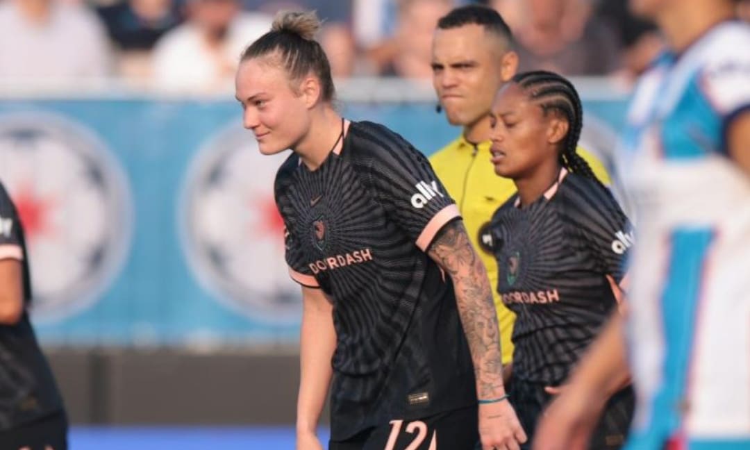 Na imagem, Maiara Niehues comerando seu gol de pênalti na rodada da vitória do Angel City.
