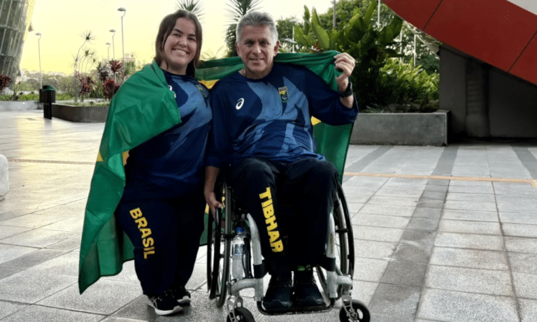 Iranildo Espíndola e Mariana D’Andrea com a bandeira do Brasil no CT Paralímpico após o anúncio como porta-bandeiras dos Jogos Parasul-Americanos de Valledupar 2026. | Foto: Karine Zanardi/CPB