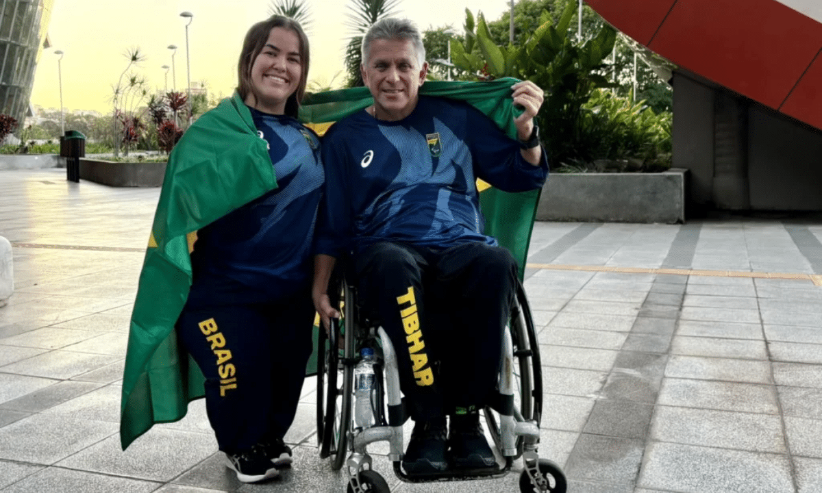 Iranildo Espíndola e Mariana D’Andrea com a bandeira do Brasil no CT Paralímpico após o anúncio como porta-bandeiras dos Jogos Parasul-Americanos de Valledupar 2026. | Foto: Karine Zanardi/CPB