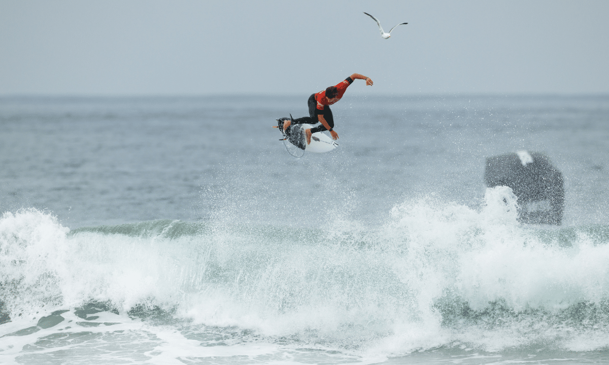 Mateus Herdy vence na WSL e garante duelo brasileiro contra Yago Dora - QTU Questões do Universo