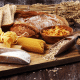 Mesa com arroz integral, pão integral, aveia e macarrão integral ao lado de refeição simples.