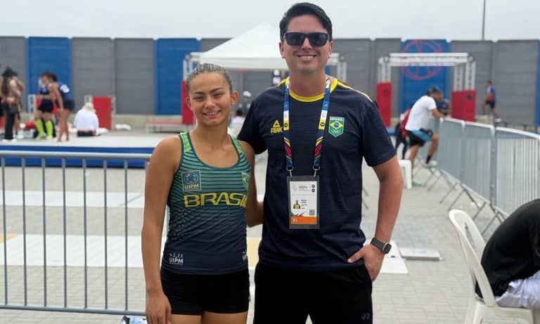 Na imagem, Nicole Faria com Darvin Júnior, seu treinador, antes da semifinal.