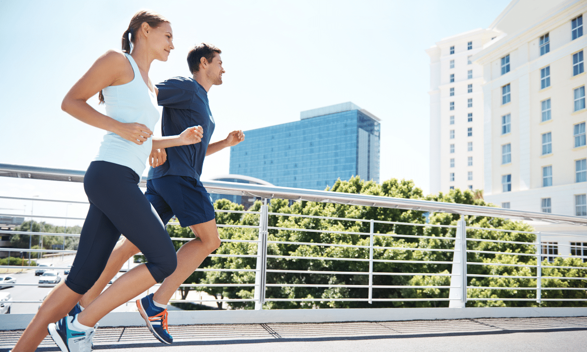 Pessoa corre em ritmo leve durante treino para completar os primeiros 5 km.