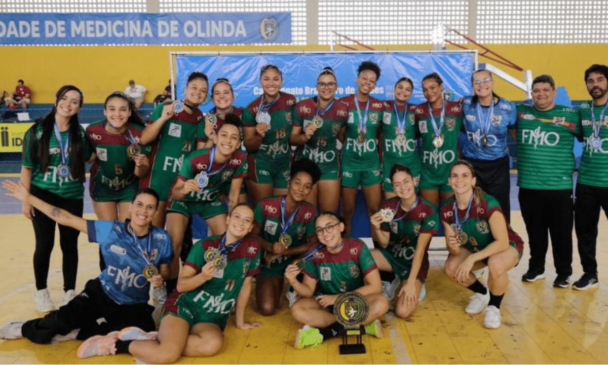 Equipe do português com a taça de campeão