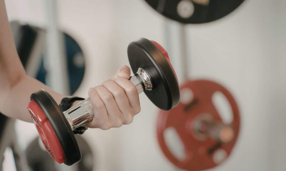 Punho neutro na musculação- como segurar barras e halteres