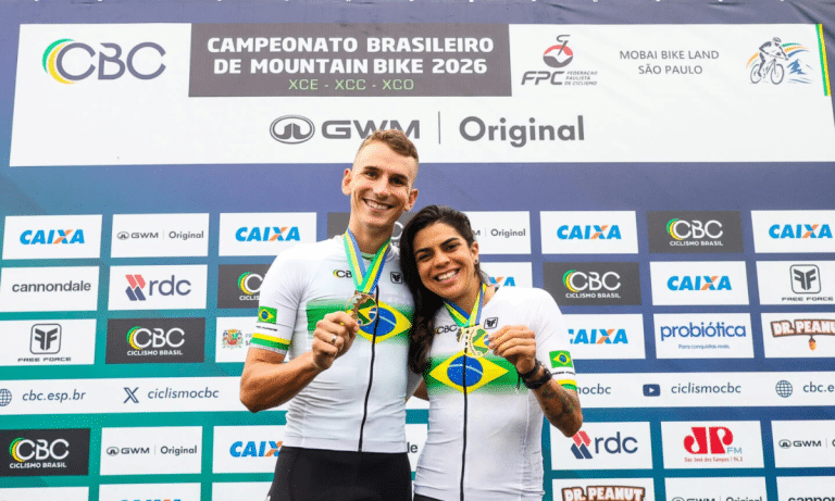 Raiza Goulão e Alex Malacarne com a medalha de campeão