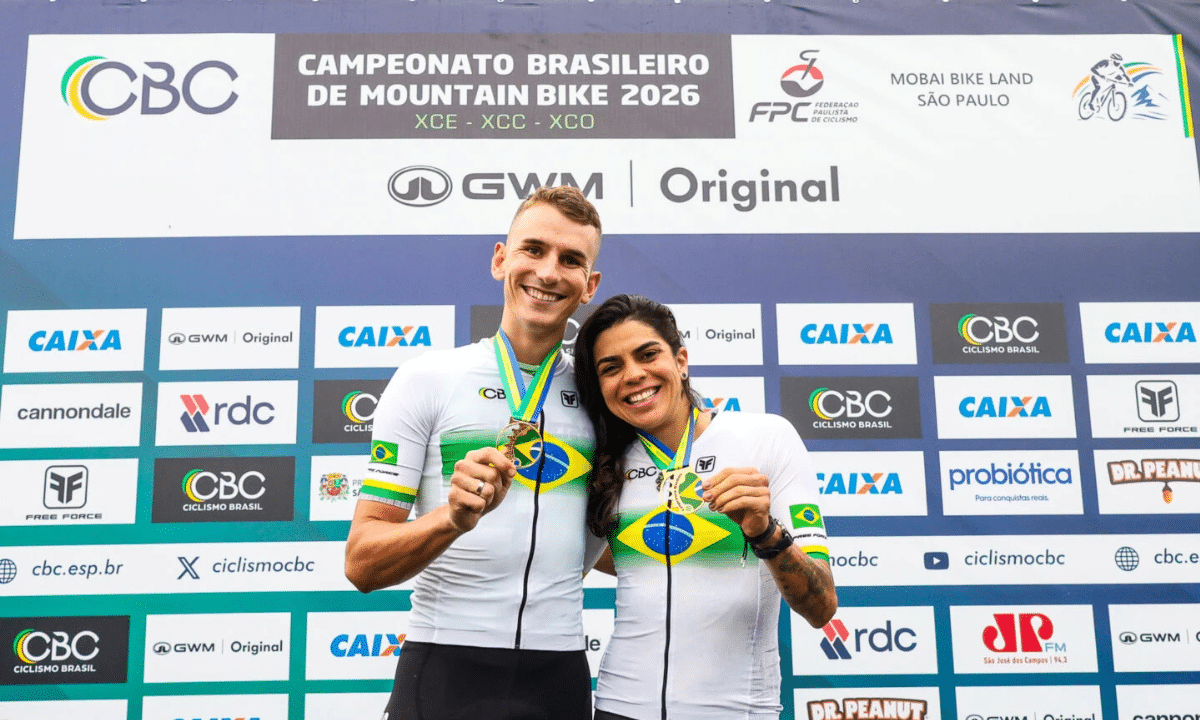 Raiza Goulão e Alex Malacarne com a medalha de campeão
