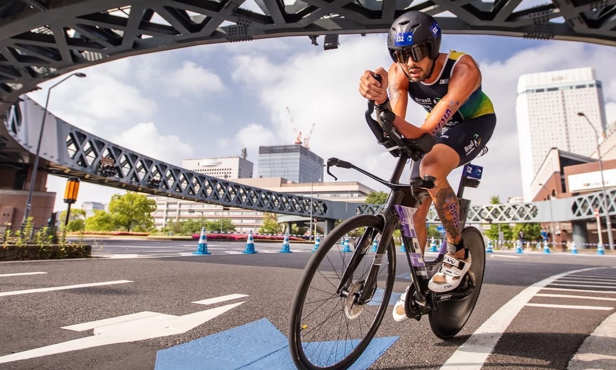 Na imagem, Ruiter Silva durante a parte de pedal da prova de paratriatlo.