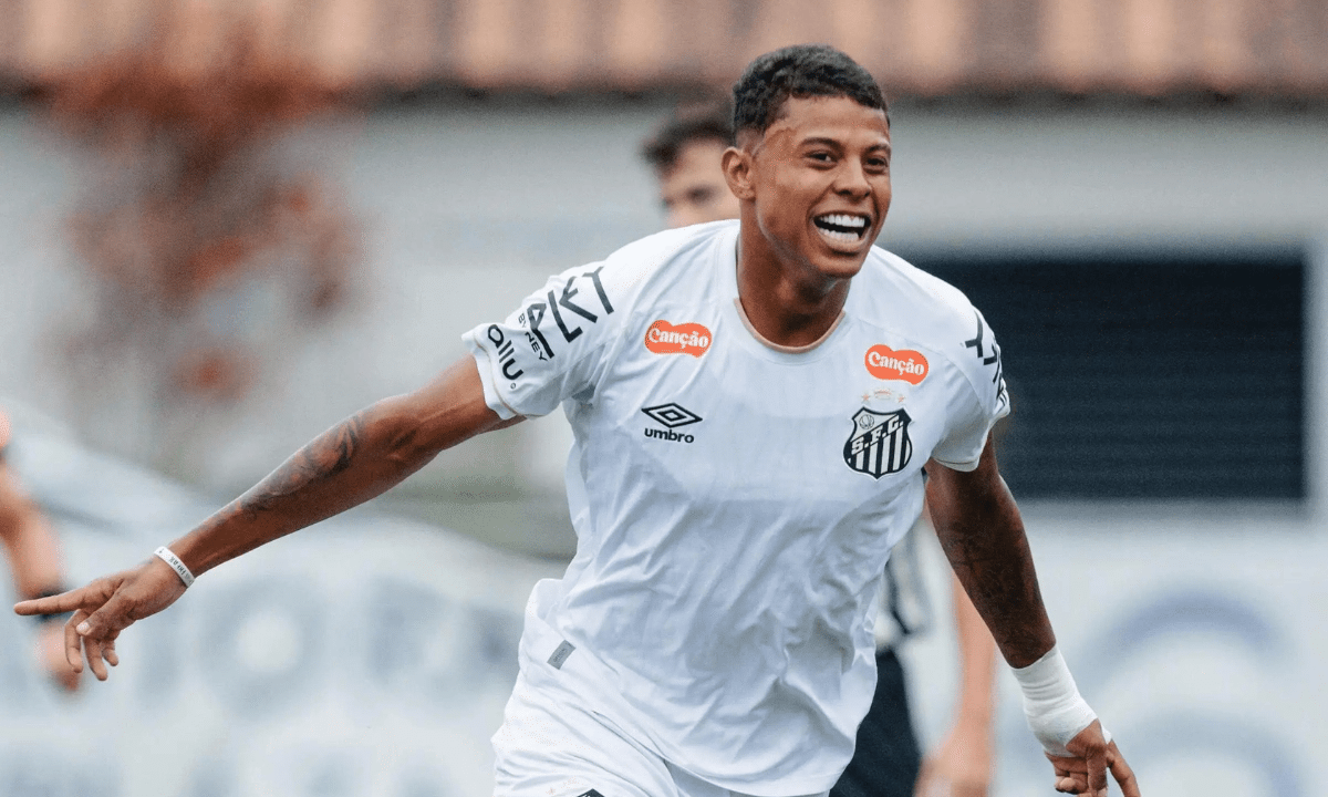 Jogador do Santos comemorando um dos gols no sub-20