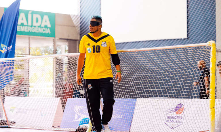 Atleta do Santos de Goalball em partida no regional sudeste 2