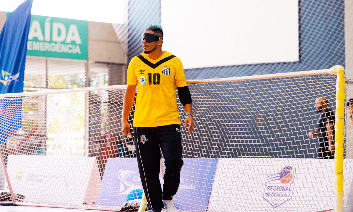 Atleta do Santos de Goalball em partida no regional sudeste 2