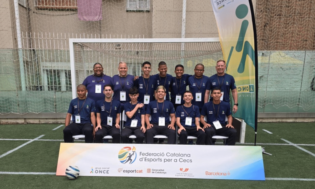 Seleção brasileira de base de futebol de cegos enfileirada para campeonato na espanha