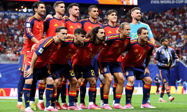 A Espanha conquistou o título da Copa do Mundo de 2026 e o ouro olímpico em Paris 2024, no futebol masculino. (Foto: Florencia Tan Jun - AFP)
