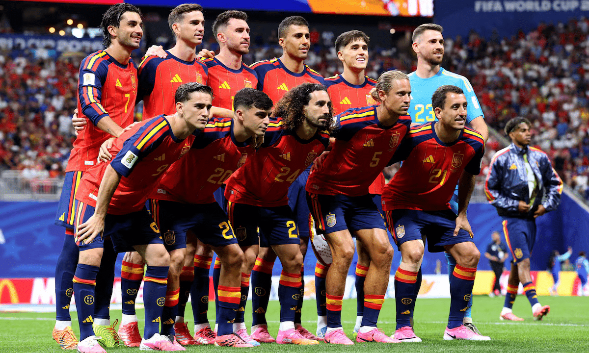 A Espanha conquistou o título da Copa do Mundo de 2026 e o ouro olímpico em Paris 2024, no futebol masculino. (Foto: Florencia Tan Jun - AFP)