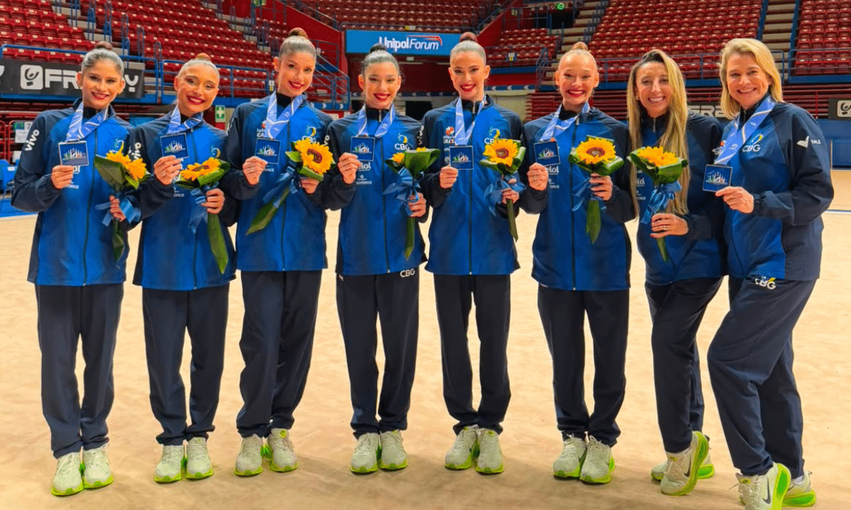 Após ganhar a medalha de ouro no conjunto geral, equipe brasileira leva a prata na série de cinco bolas. (Foto: Divulgação/CBG)