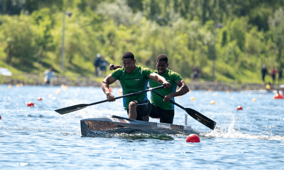 Gabriel Nascimento e Jacky Godmann disputam prova do C2 masculino 500m na Copa do Mundo. (Foto: Fábio Canhete - CBCa)