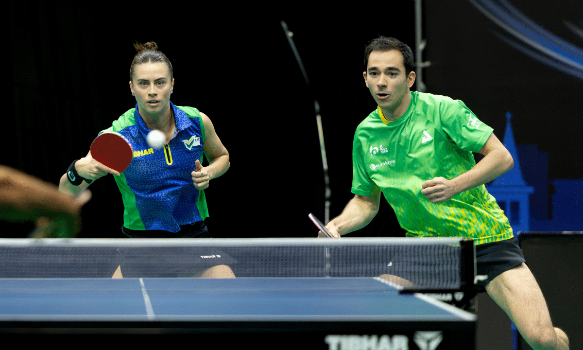 Hugo Calderano e Bruna Takahashi durante o WTT São José dos Campos