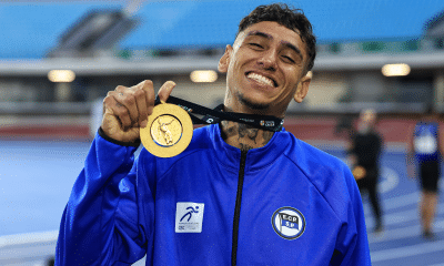 Gabriel Garcia com a medalha de ouro após a conquista dos 100m rasos