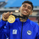 Gabriel Garcia com a medalha de ouro após a conquista dos 100m rasos