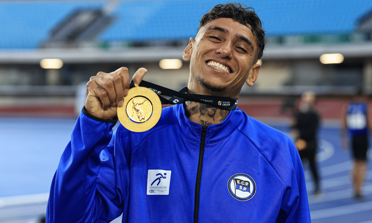 Gabriel Garcia com a medalha de ouro após a conquista dos 100m rasos