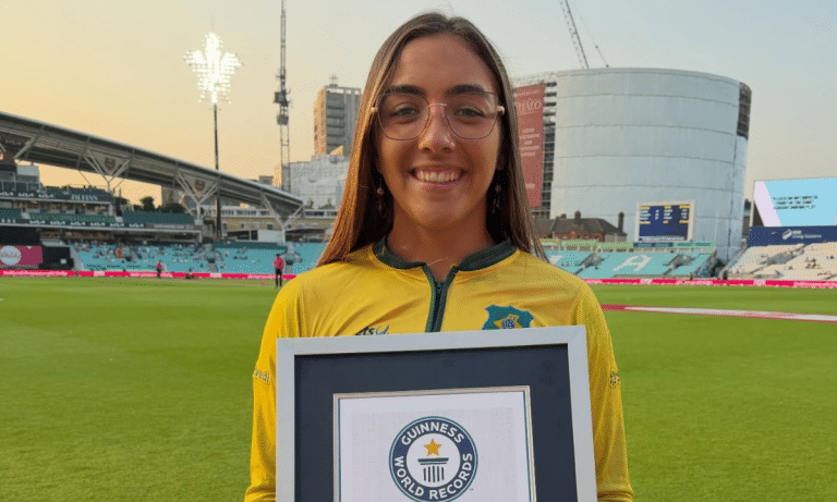 Laura Cardoso recebe certificado do Guinness World Records durante o Women's T20 Blast 2026. (Foto: Instagram/Guinness World Records)