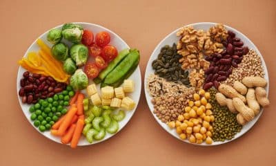 mesa ou bancada com potes pequenos de feijão, lentilha, ervilha e grão-de-bico, ao lado de um prato simples com arroz, legumes e uma das leguminosas já preparada.