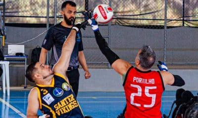 Jogadores disputam a bola