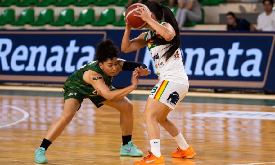 Na imagem, Manu Rios armando o jogo para o Sampaio Basquete.