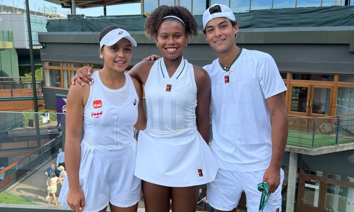 Nauhany Silva, a Naná, Victoria Barros, e Luis Guto Miguel, em Wimbledon neste dia 10 de julho de 2026 após vencerem suas semifinais de duplas (foto: Felipe Gomes/ESPN)