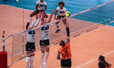 Na imagem, Tifanny tentando atacar para o Osasco, mas Pinheiros conseguia defender.