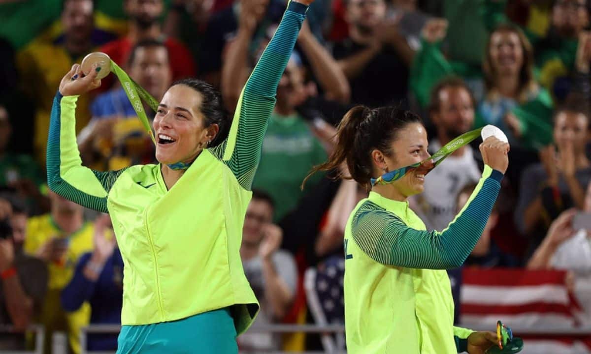 Ágatha e Bárbara com a medalha de prata conquistada na Olímpiadas do Rio 2016
