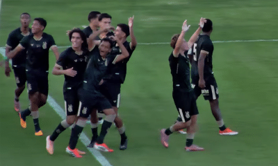 Na imagem, jogadores do América-MG comemorando o gol fora de casa.