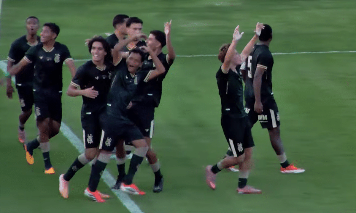 Na imagem, jogadores do América-MG comemorando o gol fora de casa.
