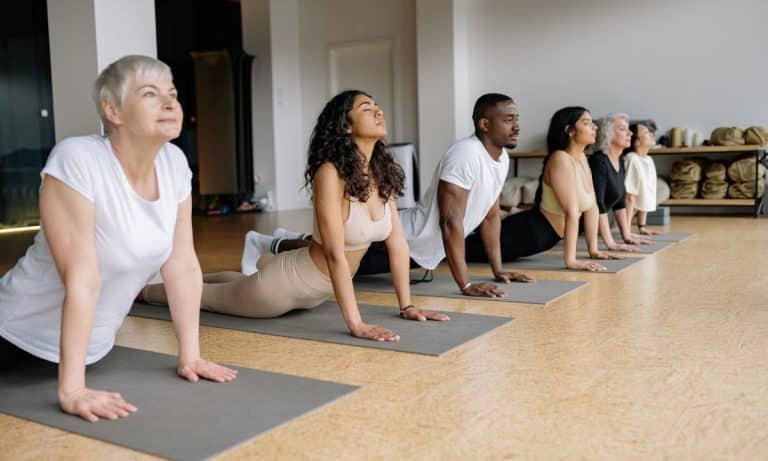 Vinyasa yoga conecta movimento e respiração em sequências contínuas. Veja como funciona uma aula, o ritmo da prática e o que esperar ao começar.