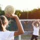 O mini-handebol adapta quadra, bola e regras para crianças. Entenda como funciona a modalidade e o que observar na iniciação esportiva.