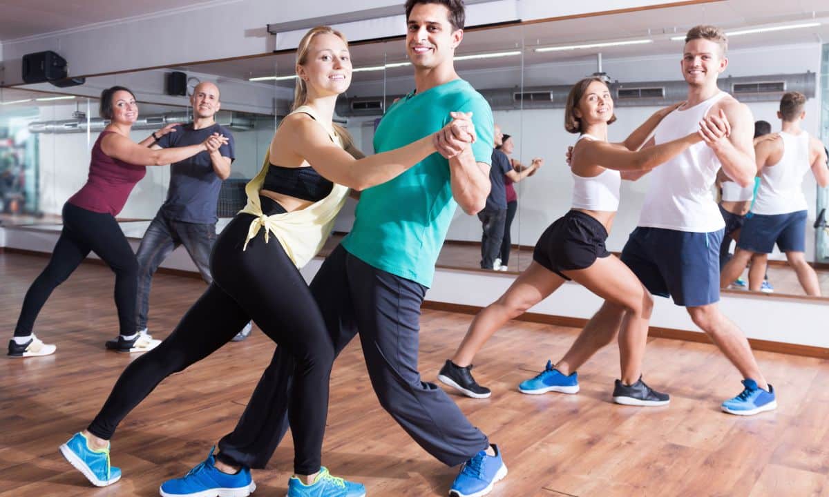 dança, dança para adultos, dança para iniciantes, atividade física, exercício, dança de salão, forró, bem-estar, hábitos saudáveis, saúde