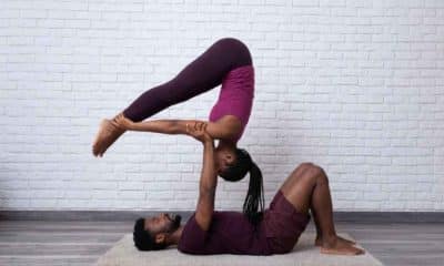 AcroYoga combina yoga e acrobacia em parceria. Entenda os papéis de base, flyer e spotter e veja como iniciantes podem começar a praticar.