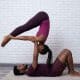 AcroYoga combina yoga e acrobacia em parceria. Entenda os papéis de base, flyer e spotter e veja como iniciantes podem começar a praticar.
