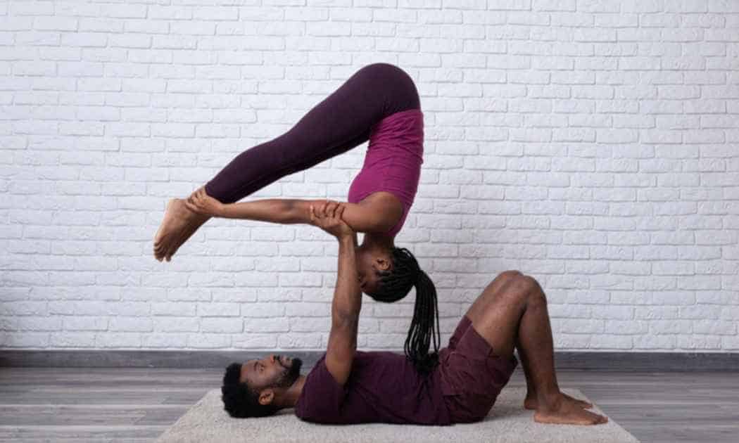 AcroYoga combina yoga e acrobacia em parceria. Entenda os papéis de base, flyer e spotter e veja como iniciantes podem começar a praticar.