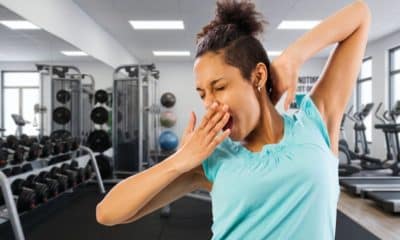 Pessoa boceja durante uma pausa entre exercícios na academia.