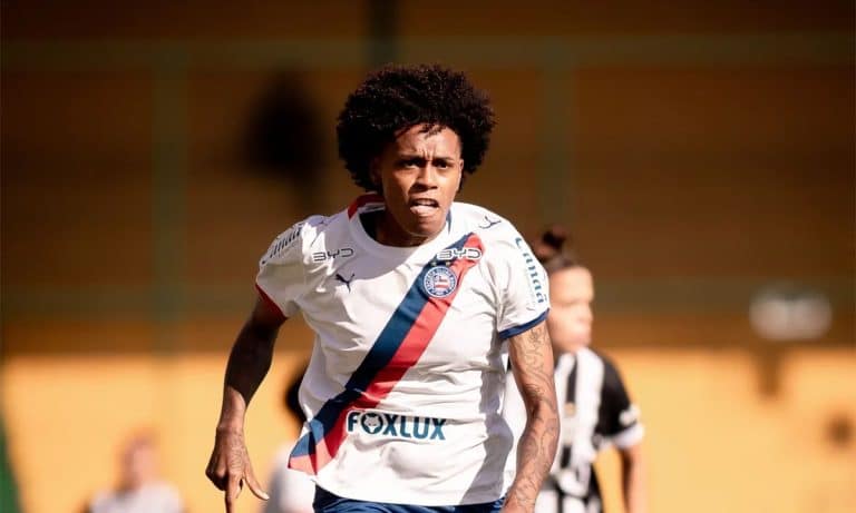 Na imagem, Roqueline, jogadora do Bahia feminino que marcou o terceiro gol.