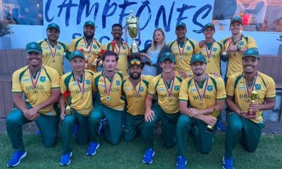 Na imagem, a Seleção brasileira de críquete masculino com o troféu de campeã sul-americana.