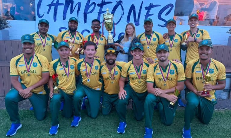 Na imagem, a Seleção brasileira de críquete masculino com o troféu de campeã sul-americana.