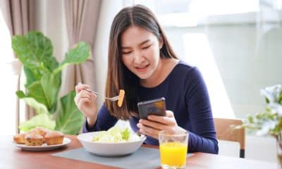 Comer em frente à tela pode aumentar a distração à mesa