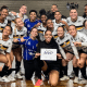 Na imagem, o time do Criciúma de handebol feminino comemorando mais uma vitória.